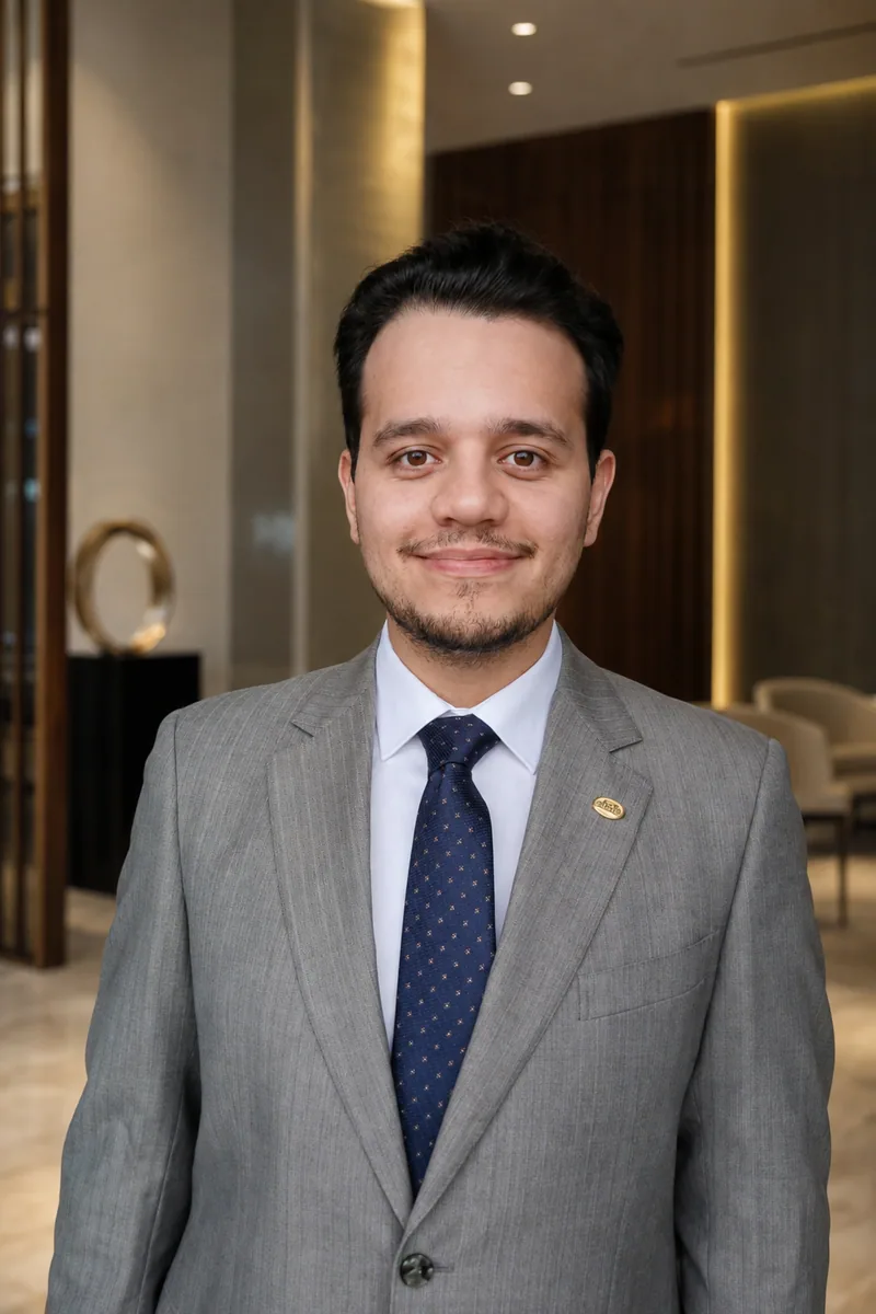 Omid Aslani Damirchi'nin gerçek ortamda çekilmiş profesyonel portresi